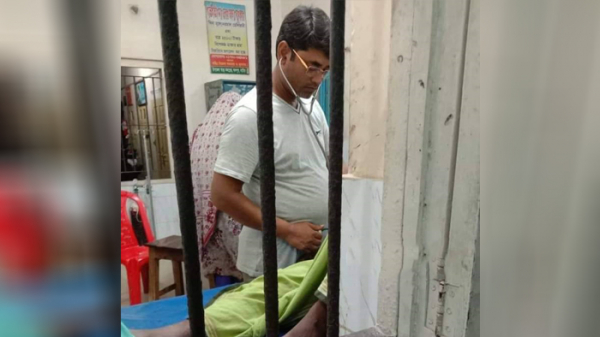 রোগী দেখছেন অ্যাম্বুলেন্সচালক - the Bengali Times