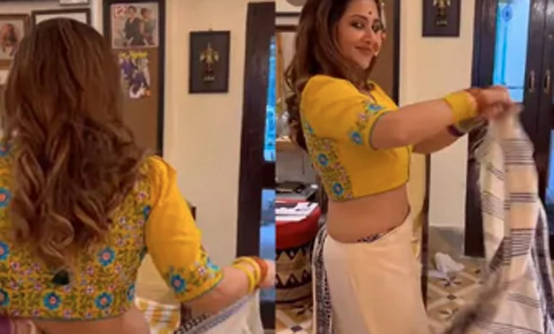 ক্যামেরা চালু রেখে ১ মিনিটে শাড়ি পরলেন স্বস্তিকা! - the Bengali Times ক্যামেরা চালু রেখে ১ মিনিটে শাড়ি পরলেন স্বস্তিকা! - the Bengali Times