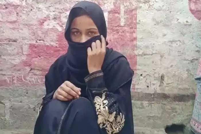 ১৫ রাত একসঙ্গে কাটানোর পর ‘বেপাত্তা’ প্রেমিক! উত্তরপ্রদেশ থেকে মালদায় এসে ধরনায় বসলেন যুবতী - the Bengali Times