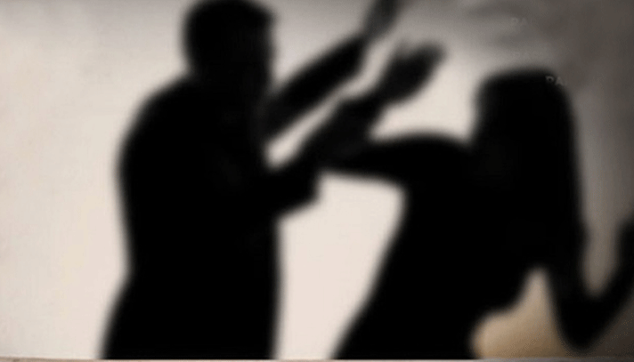 স্বামীর সঙ্গে পরকীয়া সন্দেহে নারীর চুল কাটলেন গৃহবধূ - the Bengali Times