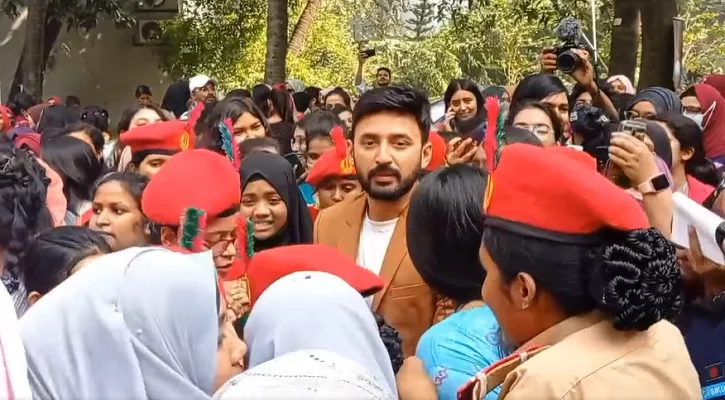 মনোজকে ঘিরে ধরলেন ইডেনের ছাত্রীরা! - the Bengali Times