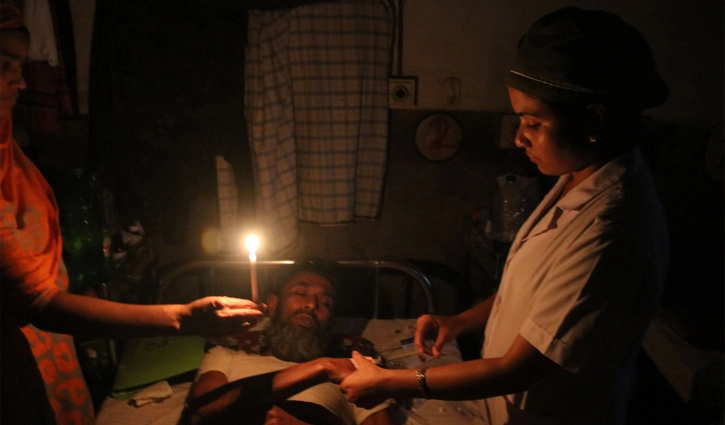 হাসপাতালে টর্চ-মোমবাতির আলোয় চলছে চিকিৎসা - the Bengali Times