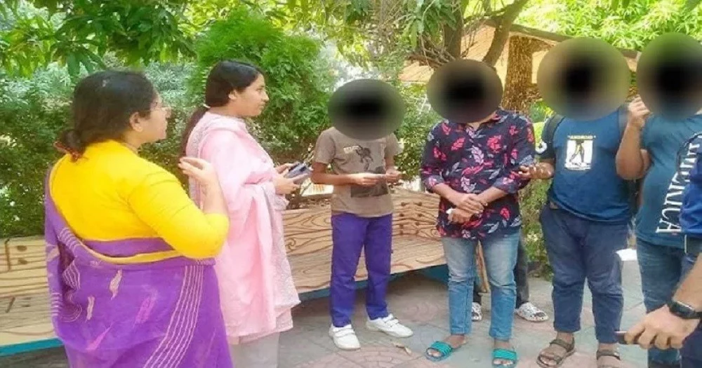 স্কুলছাত্রের ব্যাগে মিলল কনডম, অতঃপর… - the Bengali Times স্কুলছাত্রের ব্যাগে মিলল কনডম, অতঃপর… - the Bengali Times