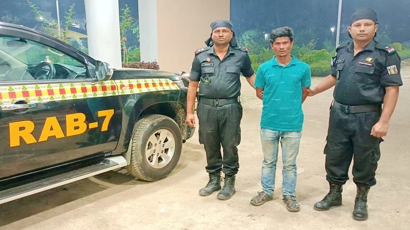 অস্ত্রের ভয় দেখিয়ে এলাকায় দাদাগিরি, চালাতেন মাদক ব্যবসা - the Bengali Times