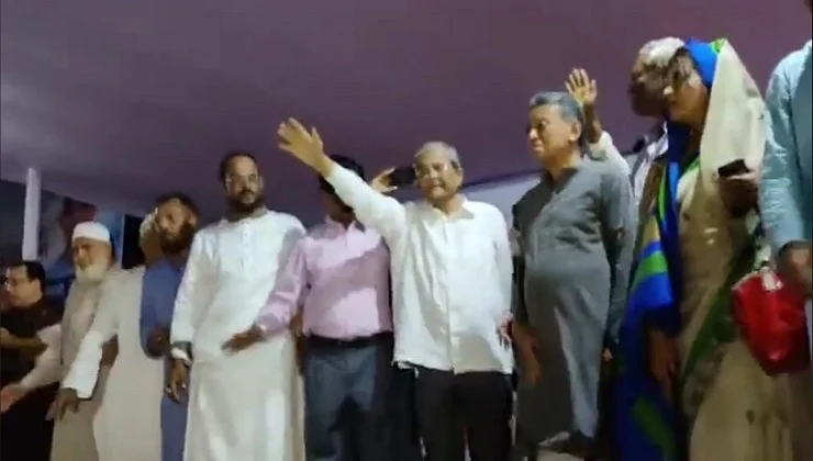 ফরিদপুরের সমাবেশস্থলে ফখরুলসহ বিএনপির কেন্দ্রীয় নেতারা - the Bengali Times