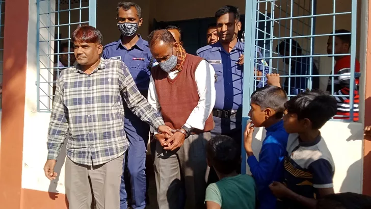 শিক্ষার্থীদের যৌন হয়রানির অভিযোগে অবরুদ্ধ শিক্ষক - the Bengali Times