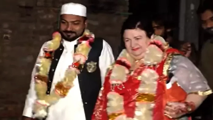 ২৮ বছরের যুবকের টানে ছুটে এলেন ৮৩ বছরের বৃদ্ধা - the Bengali Times