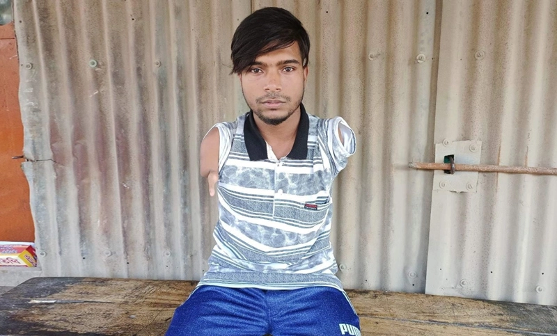 দুই হাত নেই, পা দিয়ে লিখে এইচএসসি পরীক্ষা দিল জসিম - the Bengali Times
