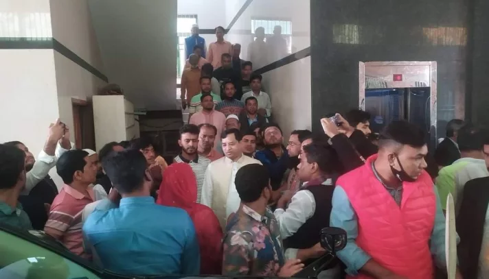 দলে ফেরার ঘোষণায় সরগরম জাহাঙ্গীরের ‘ভুতুড়ে বাড়ি’ - the Bengali Times