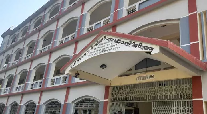 পরীক্ষার হলে নকল ধরা পড়ায় বিদ্যালয়ের ৩য় তলা থেকে ঝাঁপ ছাত্রীর - the Bengali Times