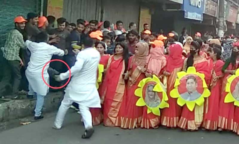 শাসনের নামে কর্মীদের জুতাপেটা করলেন ছাত্রলীগ নেতা - the Bengali Times শাসনের নামে কর্মীদের জুতাপেটা করলেন ছাত্রলীগ নেতা - the Bengali Times
