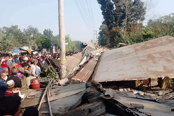 নিয়ন্ত্রণ হারিয়ে হোটেলে কাভার্ডভ্যান, বাবা-ছেলেসহ নিহত ৫ - the Bengali Times