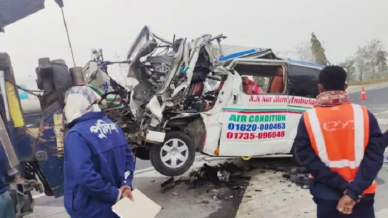 ট্রাকের নিচে ঢুকে গেল অ্যাম্বুলেন্স, দুমড়েমুচড়ে ৬ আরোহী নিহত - the Bengali Times