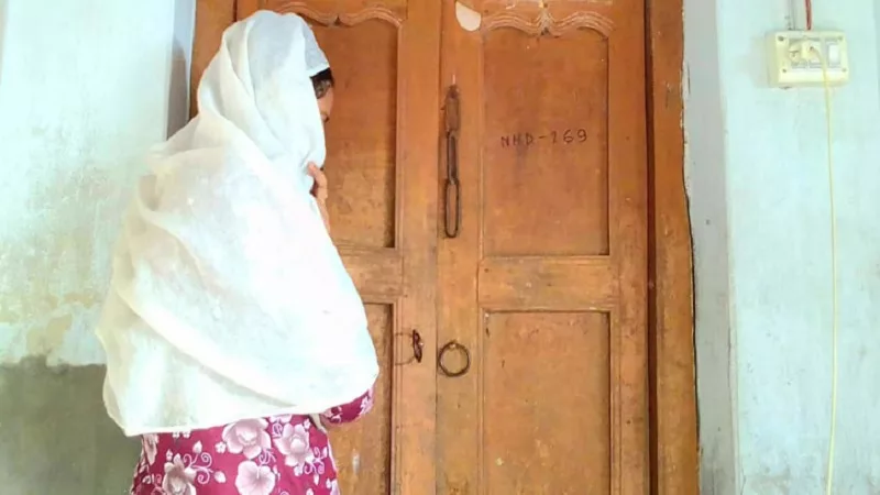 রাত কাটাতে গিয়ে ধরা খেয়ে পালালেন প্রেমিক, অনশনে দুই সন্তানের জননী - the Bengali Times
