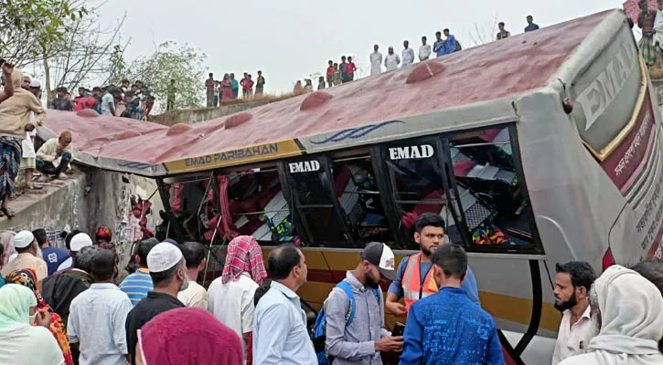 পদ্মা সেতুর এক্সপ্রেসওয়েতে নিয়ন্ত্রণ হারিয়ে বাস খাদে, নিহত ১৬ - the Bengali Times