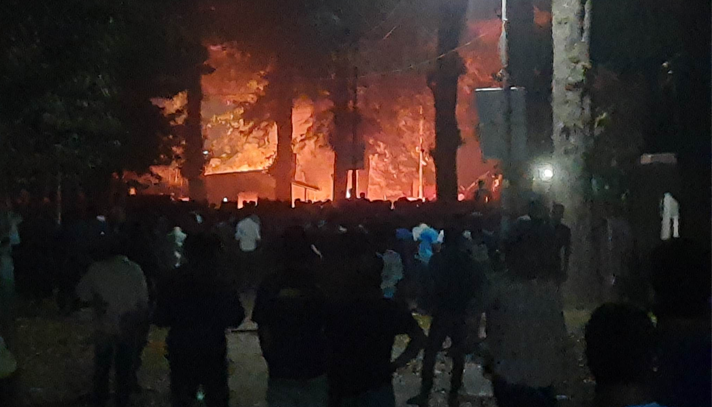 রাবি শিক্ষার্থীদের সঙ্গে স্থানীয়দের ব্যাপক সংঘর্ষ, পুলিশ ফাঁড়িতে আগুন - the Bengali Times