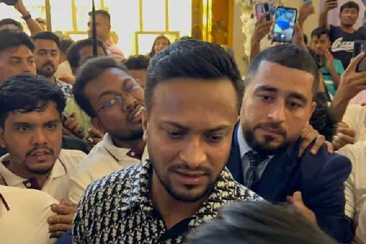 মঞ্চে না উঠেই ১০ মিনিটের মাথায় অনুষ্ঠানস্থল ছাড়লেন সাকিব - the Bengali Times মঞ্চে না উঠেই ১০ মিনিটের মাথায় অনুষ্ঠানস্থল ছাড়লেন সাকিব - the Bengali Times