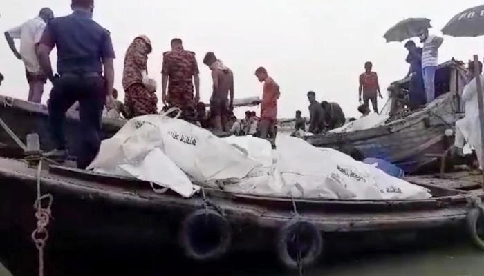 কক্সবাজারে ভেসে এসেছে ট্রলার, ভেতরে বহু গলিত লাশ