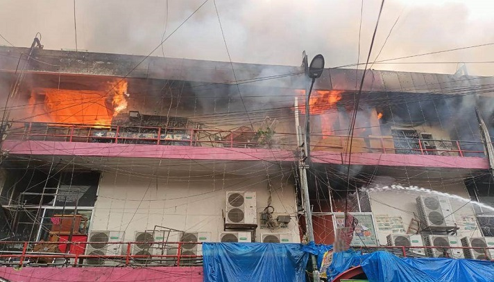 নিউ সুপার মার্কেটে আগুনের সূত্রপাত যেভাবে, জানা গেল - the Bengali Times