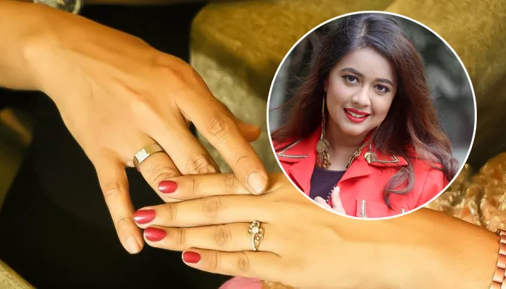 আড়াই বছরের পরিচয়ে আংটিবদল, বিয়ের পিঁড়িতে সংগীতশিল্পী ঐশী - the Bengali Times