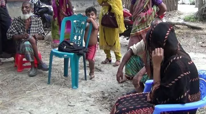 পরকীয়ায় ধরা পড়ে পলাতক প্রেমিক, বিয়ের দাবিতে বাড়িতে আরেক তরুণী - the Bengali Times