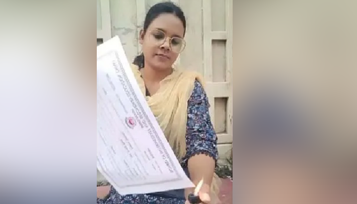 ফেসবুকে লাইভে এসে সার্টিফিকেট পোড়ালেন ইডেন কলেজের ছাত্রী - the Bengali Times ফেসবুকে লাইভে এসে সার্টিফিকেট পোড়ালেন ইডেন কলেজের ছাত্রী - the Bengali Times
