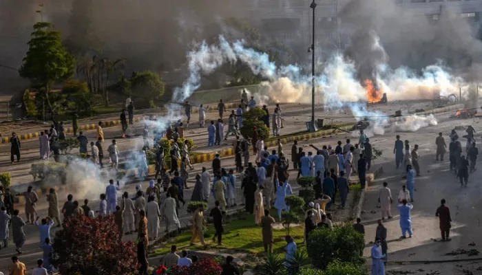 পাকিস্তানজুড়ে ব্যাপক বিক্ষোভ, পেশোয়ারে নিহত ৪ - the Bengali Times