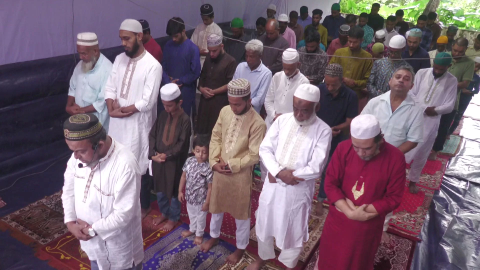 সৌদির সঙ্গে মিল রেখে দেশের বিভিন্ন স্থানে চলছে ঈদ উদযাপন - the Bengali Times