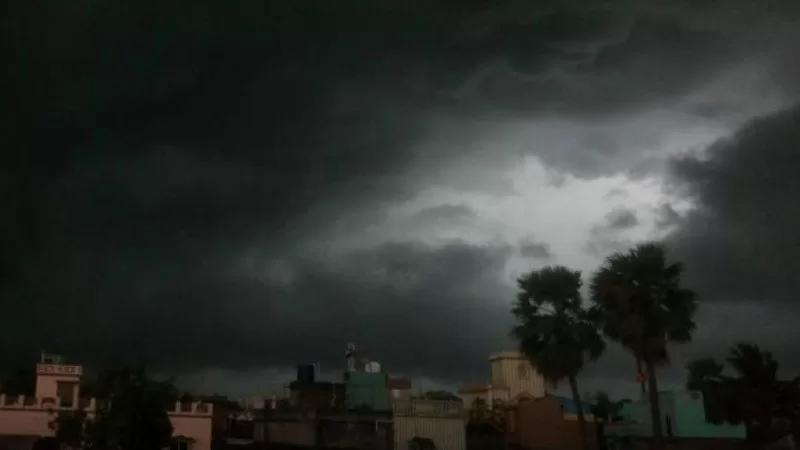রাত ১টা’র মধ্যেই ৮ অঞ্চলে ৬০ কি.মি. বেগে ঝড়ের আভাস - the Bengali Times