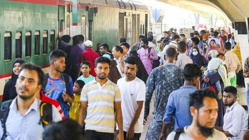 ট্রেনে ঈদযাত্রা শুরু, নৌপথ-সড়কেও ছুটছে মানুষ - the Bengali Times