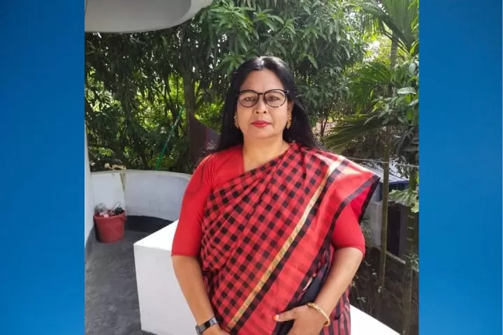 শিক্ষার্থীদের সামনেই প্রধান শিক্ষককে কিল-ঘুসি মারলেন নেত্রী! - the Bengali Times