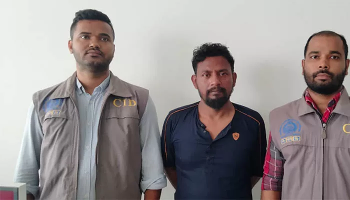 বাইরে বাঁশের বেড়া, ভেতরে আলিশান রুমে চলতো অনৈতিক কাজ - the Bengali Times