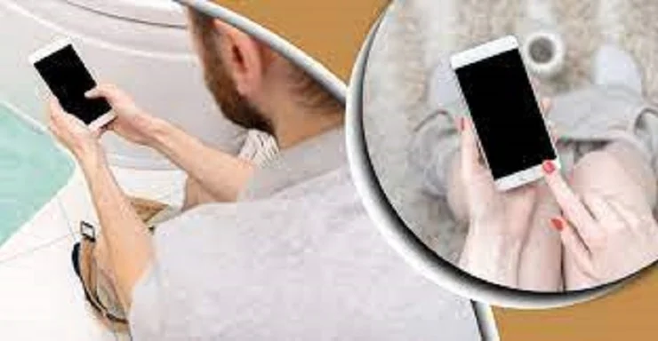 টয়লেটে বসেও মোবাইল চাপাচাপি! শরীরের কী সর্বনাশ হয় জানুন - the Bengali Times