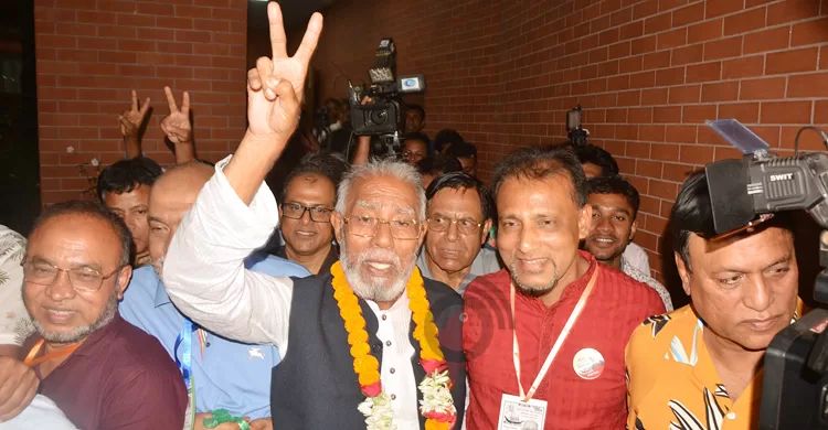 মেয়র হিসেবে হ্যাটট্রিক করলেন তালুকদার আব্দুল খালেক - the Bengali Times
