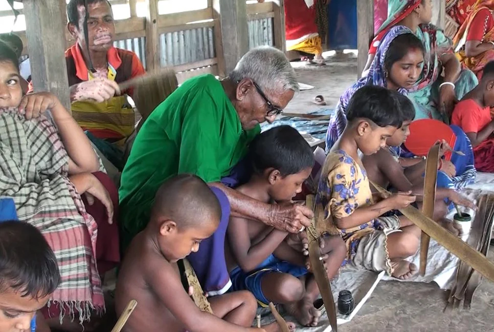 এখনো তাদের হাতেখড়ি হয় তালপাতায়! - the Bengali Times