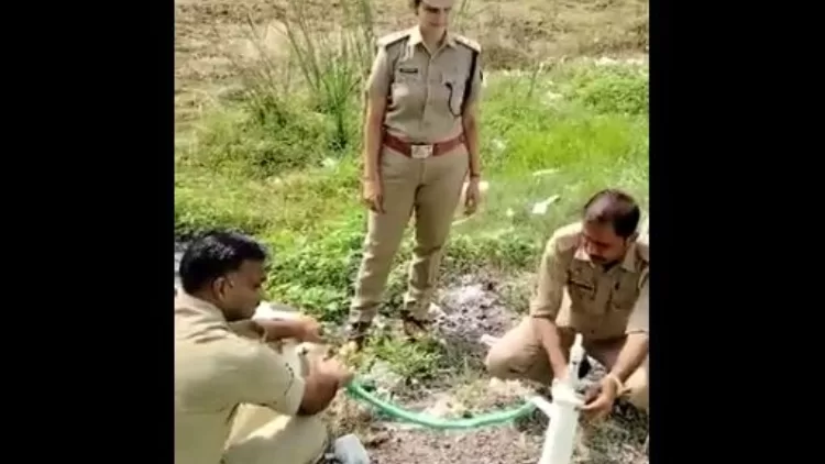 কল চাপলেই বের হচ্ছে মদ! কল চাপলেই বের হচ্ছে মদ!