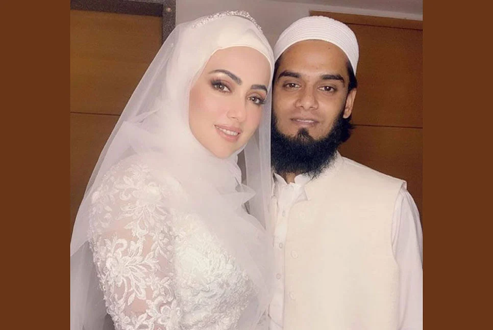 রাখিকে ‘বোন’ সম্বোধন করে যা বললেন সানার স্বামী মুফতি আনাস - the Bengali Times রাখিকে ‘বোন’ সম্বোধন করে যা বললেন সানার স্বামী মুফতি আনাস - the Bengali Times