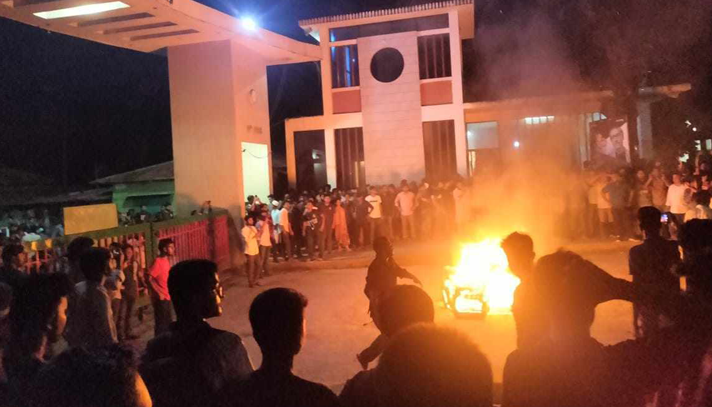 মধ্যরাতে চট্টগ্রাম বিশ্ববিদ্যালয়ে উপাচার্যের বাসভবন ভাঙচুর - the Bengali Times