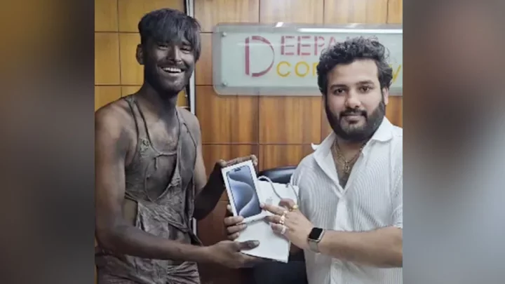 বস্তাভর্তি কয়েন নিয়ে আইফোন কিনতে এলেন ভিক্ষুক! - the Bengali Times বস্তাভর্তি কয়েন নিয়ে আইফোন কিনতে এলেন ভিক্ষুক! - the Bengali Times