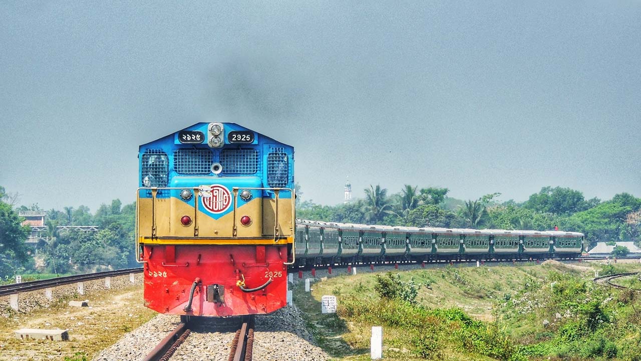 এবার হেলমেট পরে ট্রেন চালাবেন চালকরা