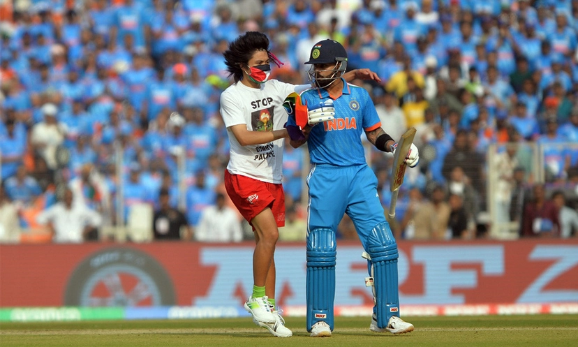 মাঠে কোহলিকে জড়িয়ে ধরে ফিলিস্তিনে হামলা বন্ধের দাবি - the Bengali Times মাঠে কোহলিকে জড়িয়ে ধরে ফিলিস্তিনে হামলা বন্ধের দাবি - the Bengali Times