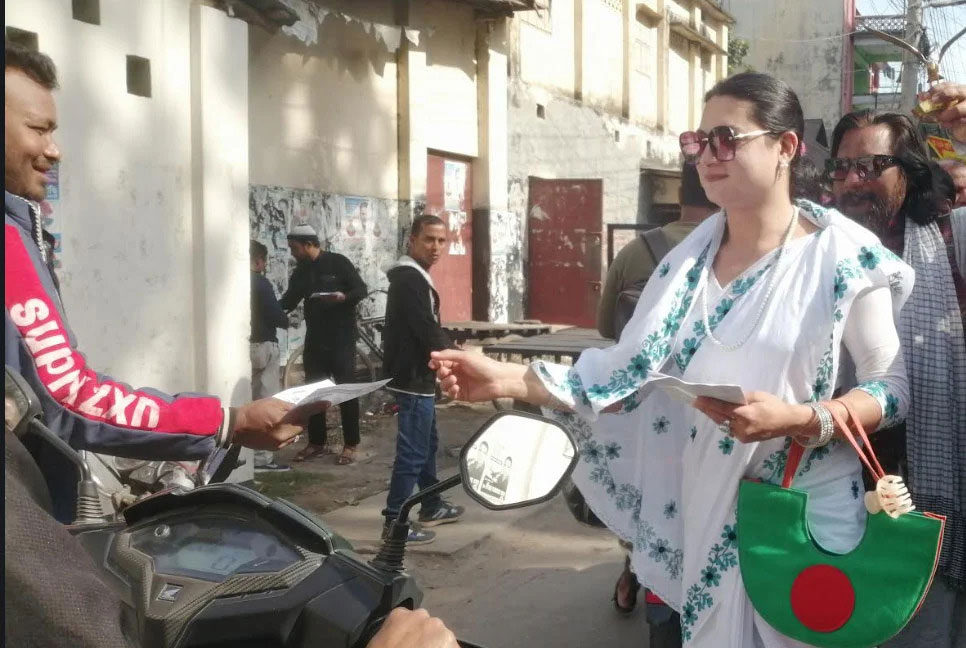 এলাকায় নেই জিএম কাদের, মাঠ কাঁপাচ্ছেন তৃতীয় লিঙ্গের রানী - the Bengali Times