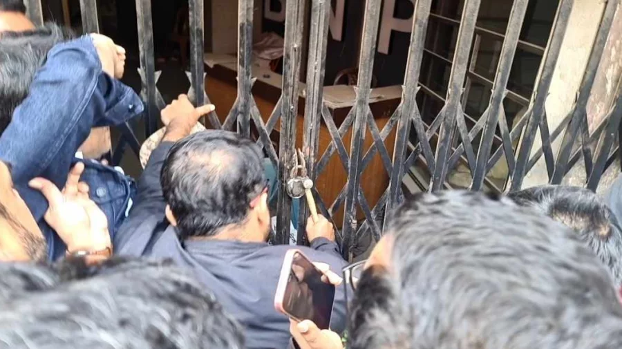 তালা ভেঙে কার্যালয়ে ঢুকলেন বিএনপির নেতাকর্মীরা - the Bengali Times তালা ভেঙে কার্যালয়ে ঢুকলেন বিএনপির নেতাকর্মীরা - the Bengali Times