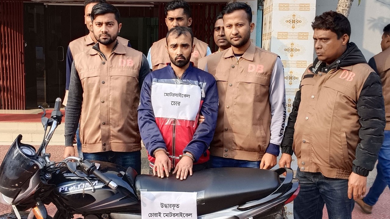 মামলায় হাজিরা দিয়ে পুলিশের মোটরসাইকেল চুরি করে ফিরলেন! - the Bengali Times