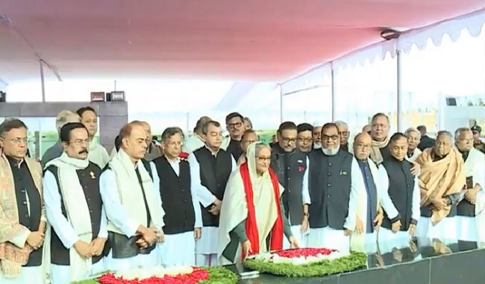 মন্ত্রী,প্রতিমন্ত্রীদের নিয়ে বঙ্গবন্ধুর প্রতিকৃতিতে শ্রদ্ধা জানালেন প্রধানমন্ত্রী - the Bengali Times