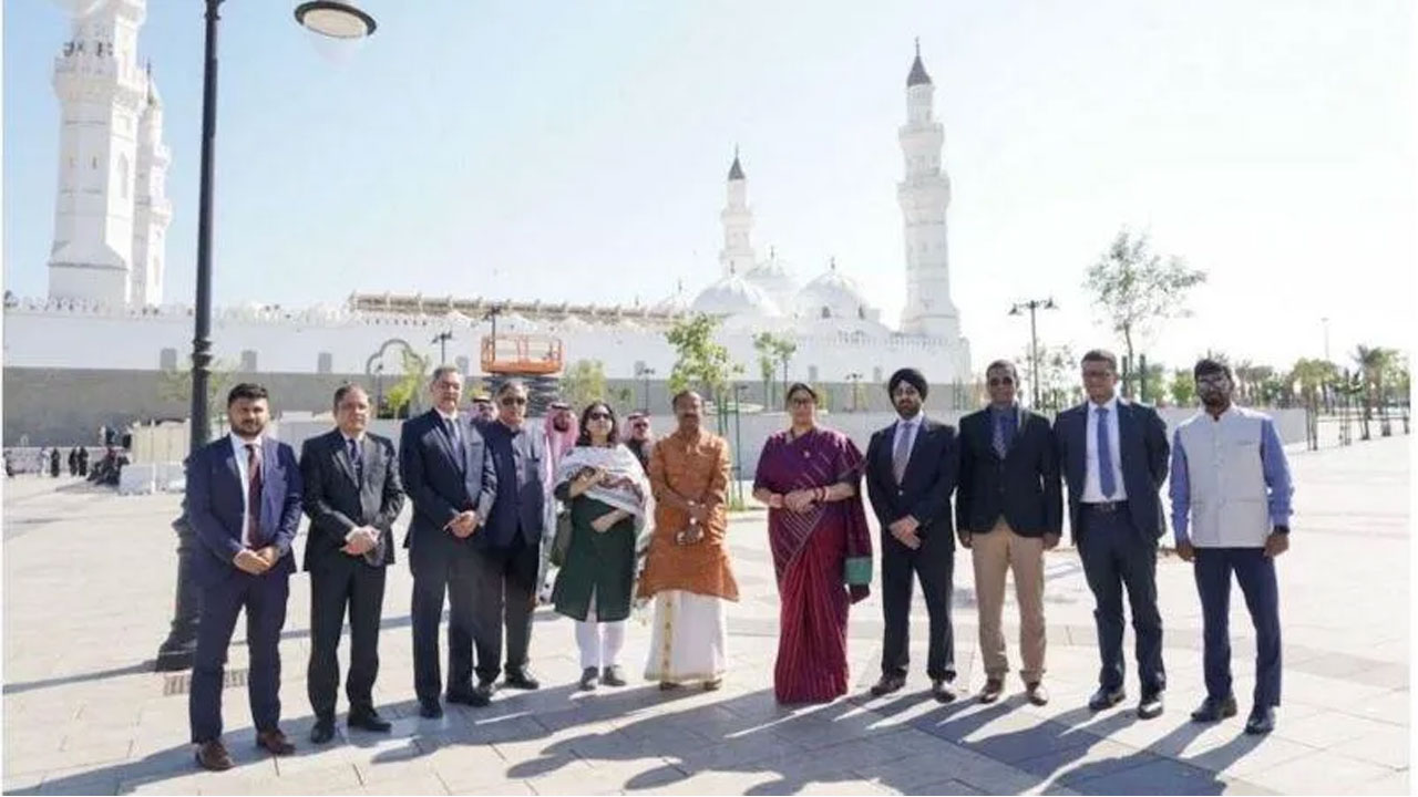 আলোচনায় ভারতীয় মন্ত্রী স্মৃতি ইরানির মদিনা সফর - the Bengali Times