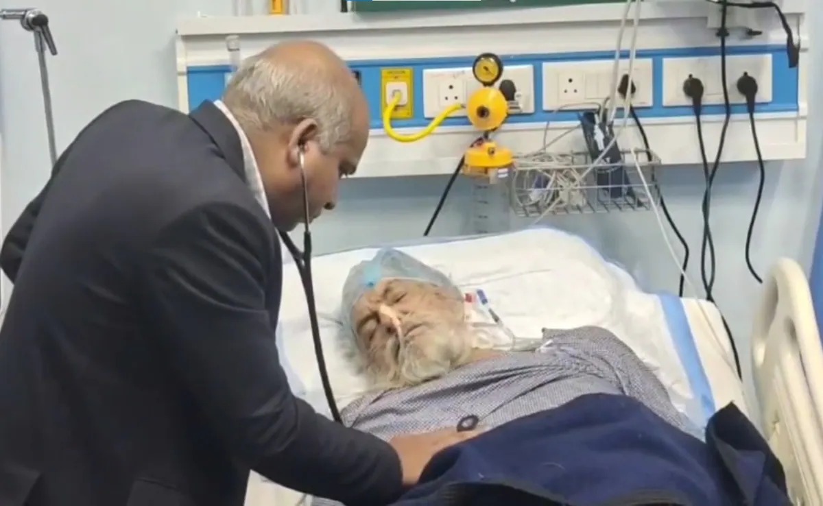ভাঙা রাস্তায় ঝাঁকুনি খেল অ্যাম্বুলেন্স, বেঁচে উঠলেন ‘মৃত’ ব্যক্তি - the Bengali Times