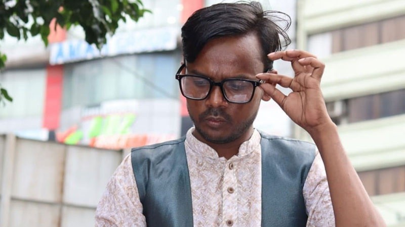 এবার তাড়া খেয়ে বইমেলা ছাড়লেন হিরো আলম - the Bengali Times