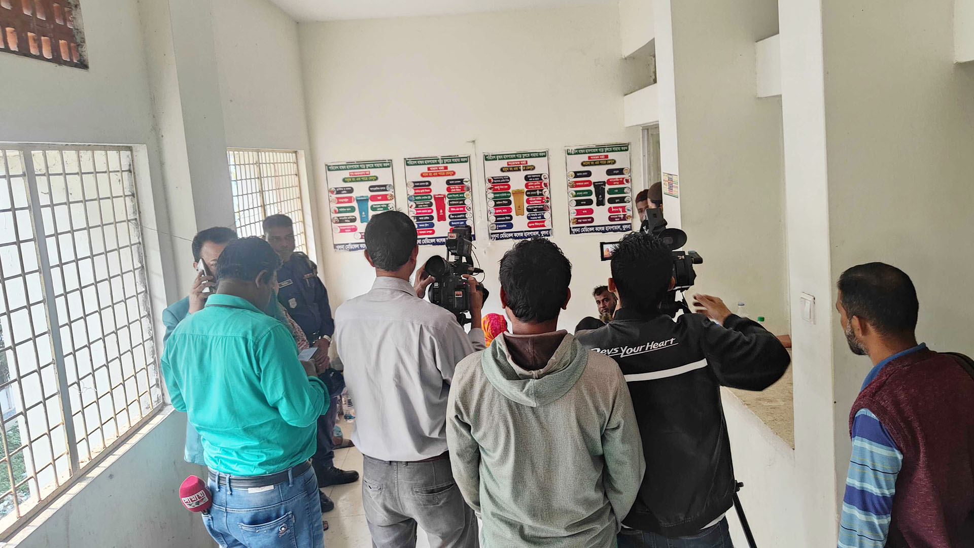 চোখে-মুখে সুপার গ্লু দিয়ে গৃহবধূকে ‘গণধর্ষণ’ - the Bengali Times