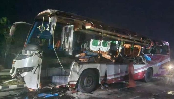 বঙ্গবন্ধু এক্সপ্রেসওয়েতে বাস-ট্রাক সংঘর্ষে নিহত ৪, আহত ১০ - the Bengali Times